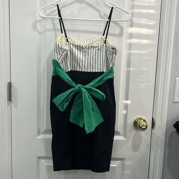 Like new! Stylish fitted dress with gorgeous green waistline. Size 5. - Picture 5 of 6